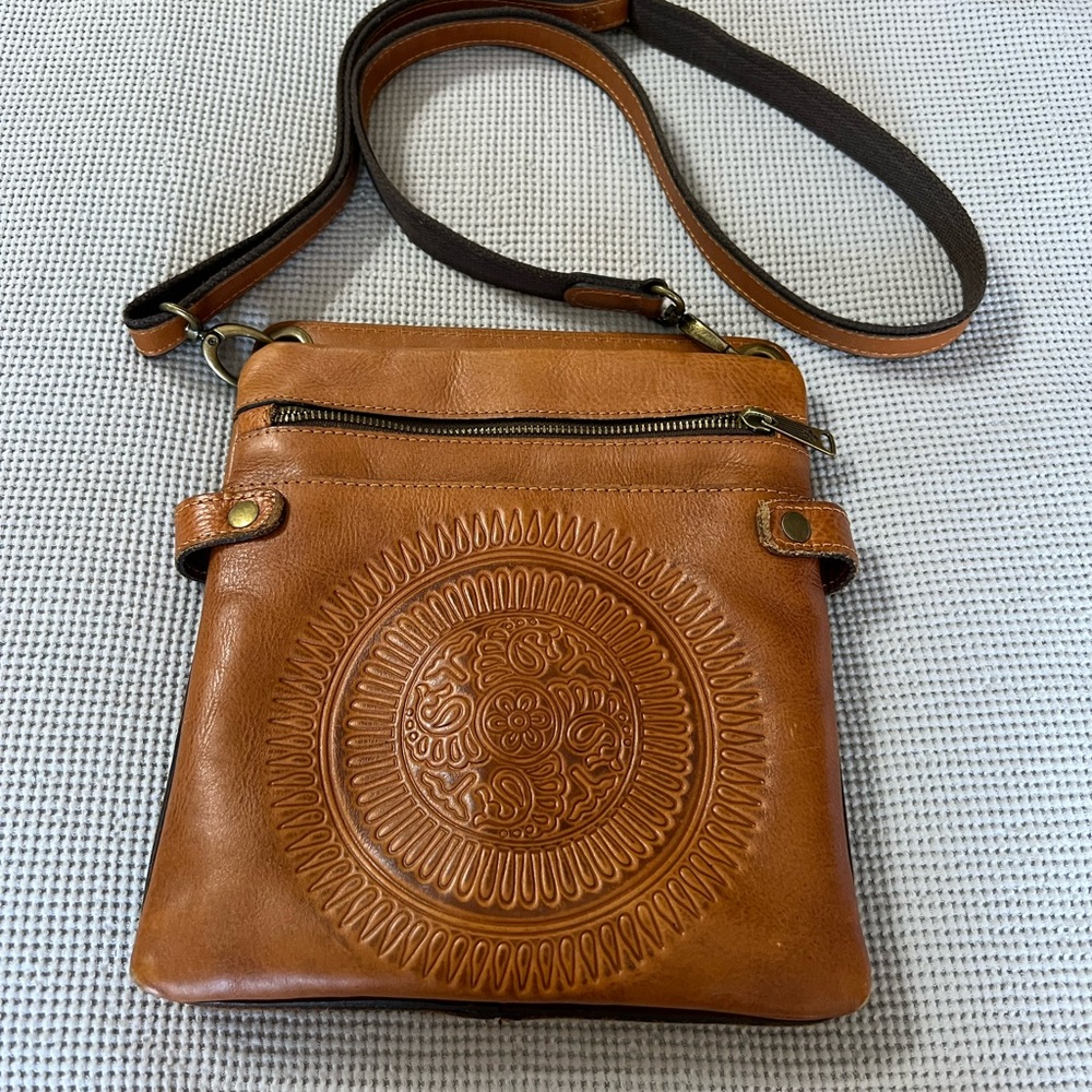 Brown leather Patricia Nash bag w/cute Boho design